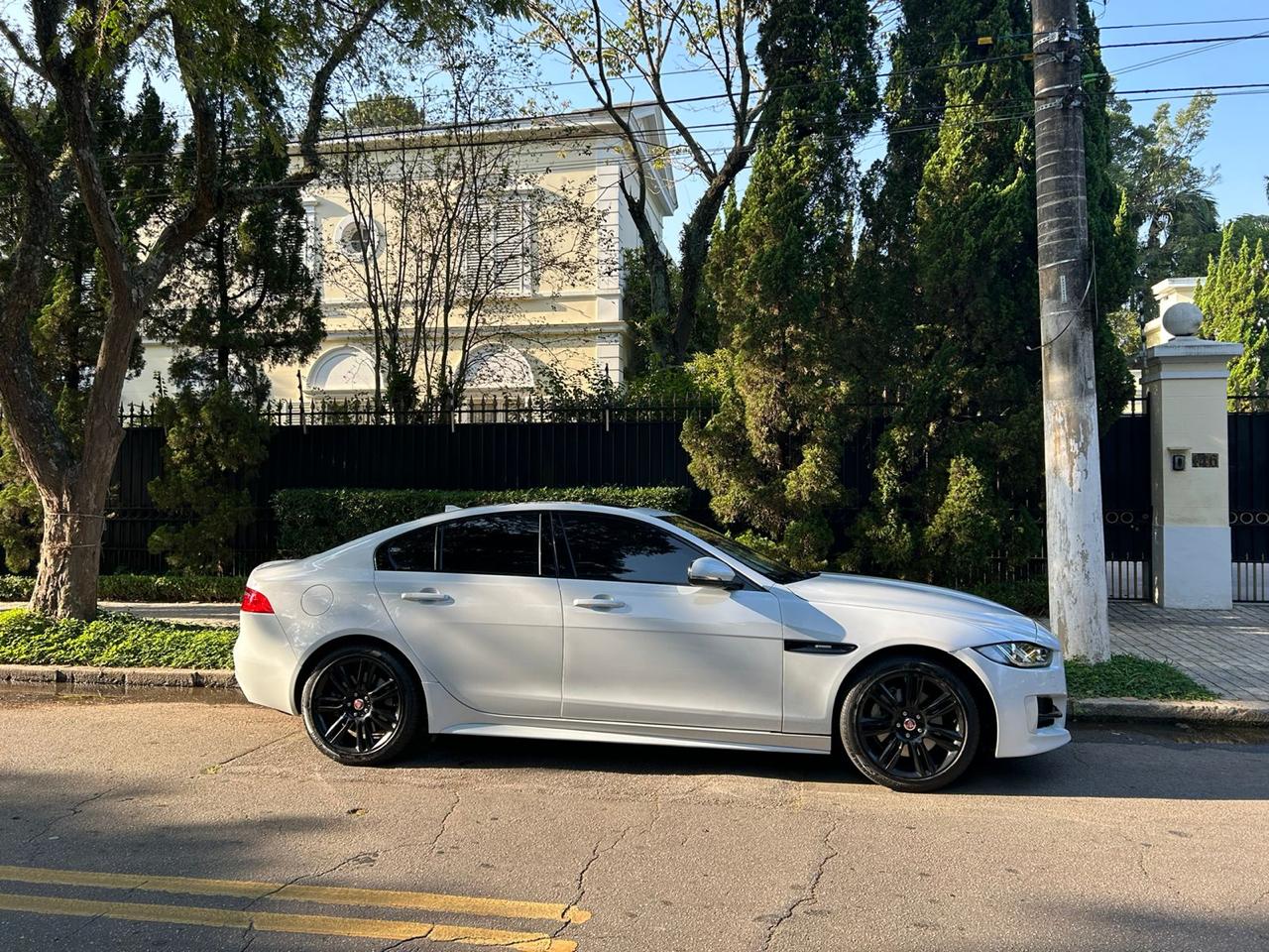 Dirigindo no Brasil em rota com paisagem aberta